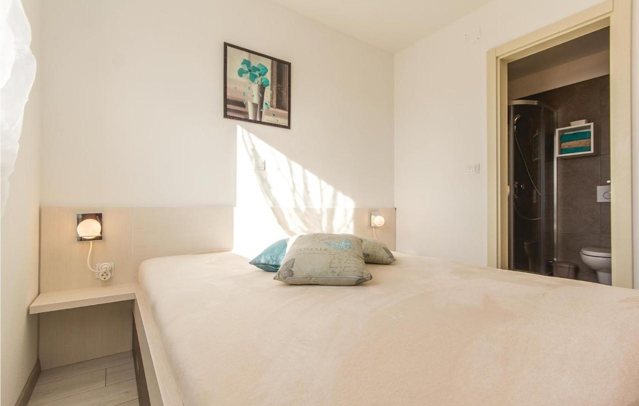 Lovely Apartment In Medulin With Kitchen Bagian luar foto