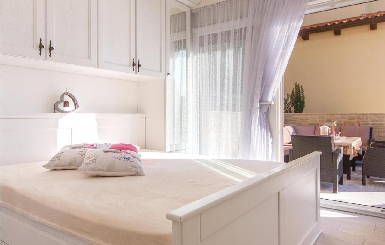 Lovely Apartment In Medulin With Kitchen Bagian luar foto