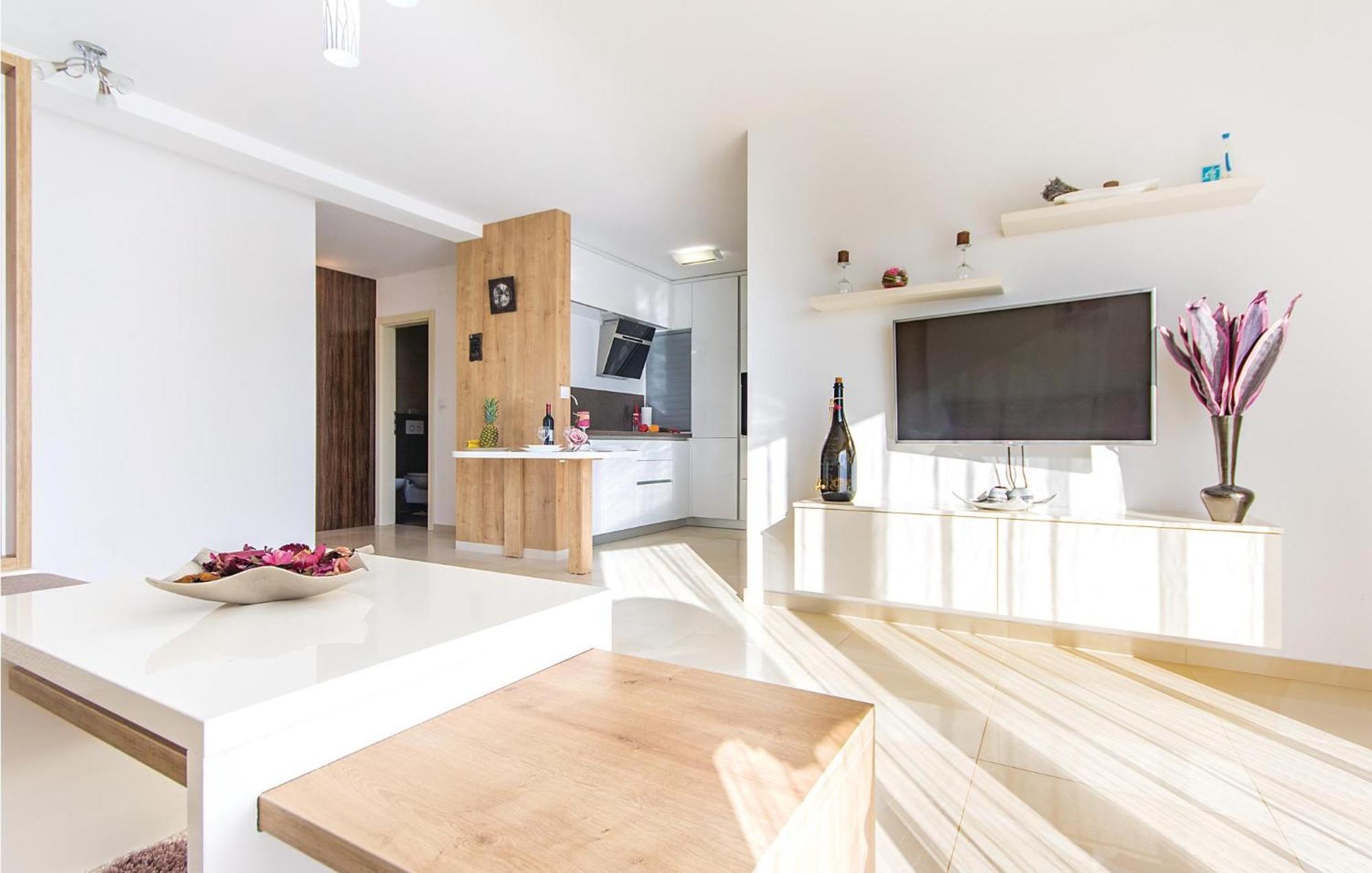 Lovely Apartment In Medulin With Kitchen Bagian luar foto